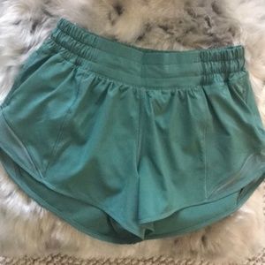 Lululemon Hotty Hot Short II 2.5"